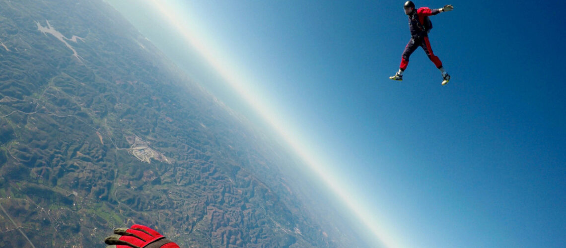 2 people sky diving